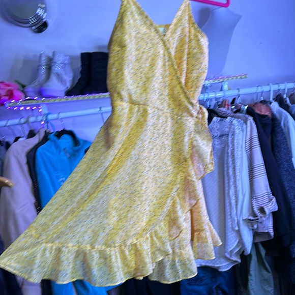 Perfect little summer dress fully lined PTP 16” length 37 inches yellow sundress - Picture 2 of 4